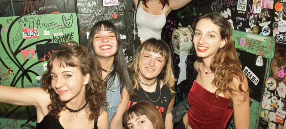 Todas las integrantes de Chabona en el baño del conocido bar platense pura vida 