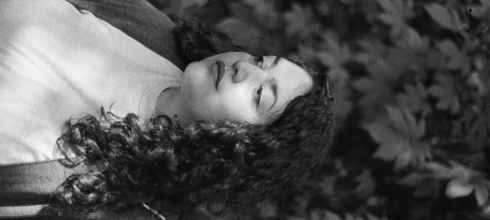 Se visualiza a la artista en un retrato 