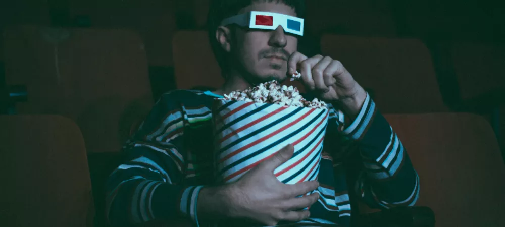 El artista viendo una película en una sala de cine