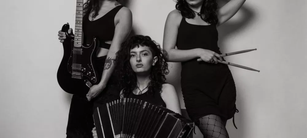 Trio femenino de bandoneón, guitarra y batería 