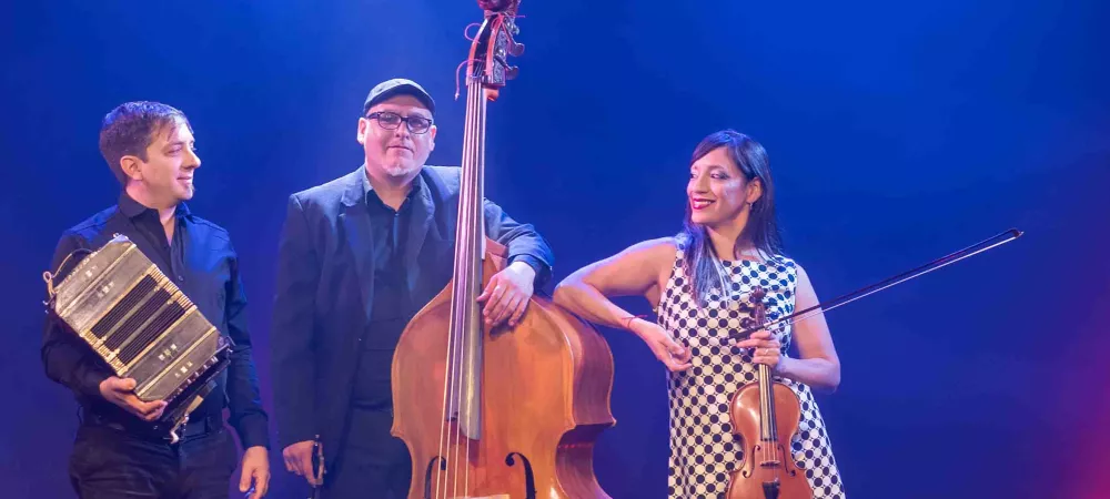El power trio de Tango posando con sus instrumentos intercambiando miradas complices