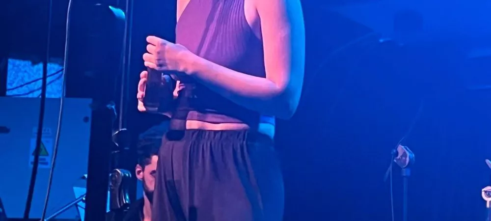 Den Mayo cantando en La Tangente, Palermo, CABA
