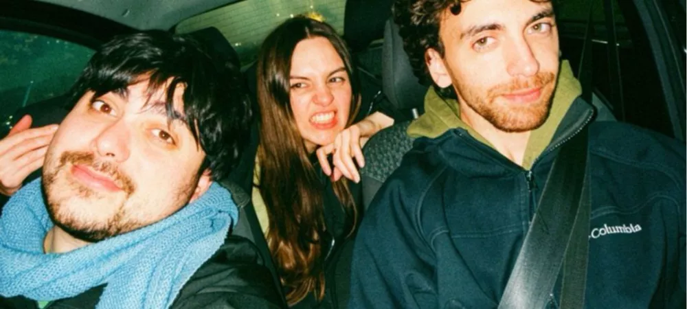 Los integrantes volviendo del ensayo.