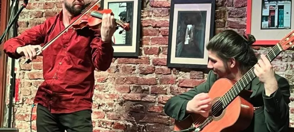Lautaro Bajcic en violin y voz. Patxi Linares en guitarra