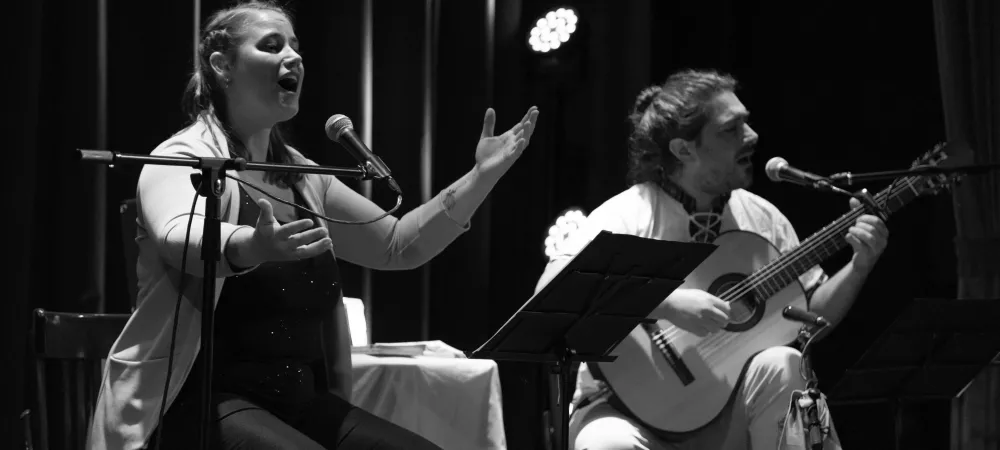 Lara y Tomás cantando