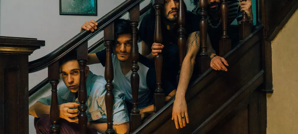 Foto performance de los integrantes de la banda.