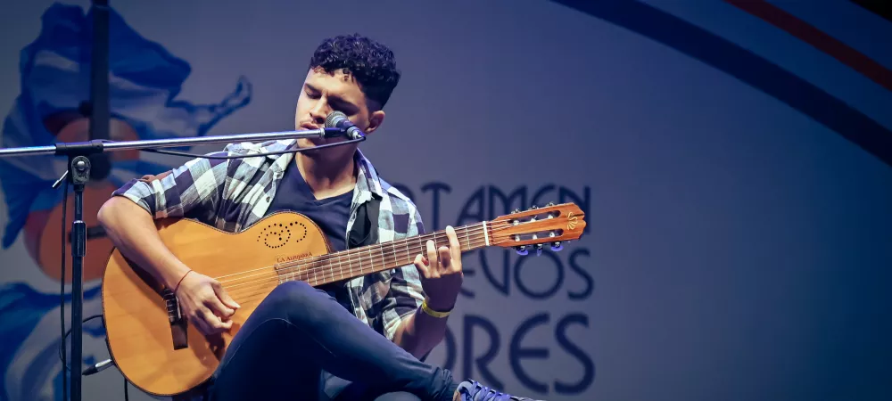 Emanuel Ayala es el cantante, arreglista y compositor de la banda. Oriundo de la provincia de Rio Negro.