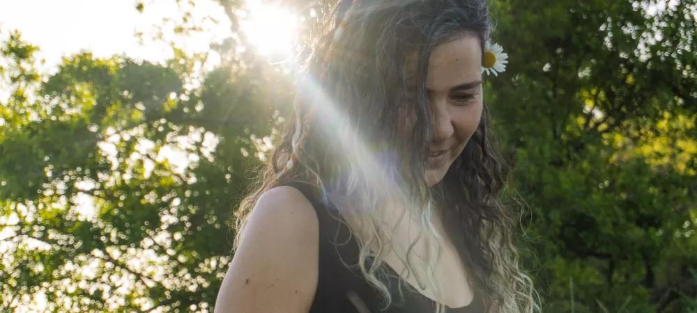 Soy cantora y compositora. Estudié canto, composición y Yoga de la Voz. En mis canciones, que incluyen repertorio de raíz folklórica bonaerense, conecto con los paisajes de nuestro territorio, el campo de mi infancia, los procesos internos de sanación, e intento contribuir a la reflexión de cómo nos habitamos desde una mirada  feminista. En el año 2024 edite mi primer álbum solista “Primer vuelo” con la colaboración de Tato Taján, Marcos Valldeneu, Omar Gomez, Oscar Reta, Lino Labat y Fran Cadierno