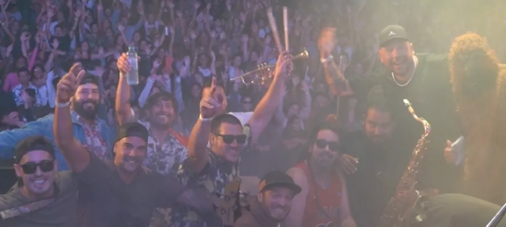 Flor de Monos Musiqueros es una banda marplatense de rock mestizo que nació en el 2012. El conjunto se caracteriza por tener influencias latinoamericanas en sus ritmos y un fuerte arraigo a la música popular, además de una fuerte identidad en sus letras. El respeto a las mujeres y a los pueblos originarios, la libertad y el mestizaje entre nuestras raíces y el día a día son reflejo de sus canciones.