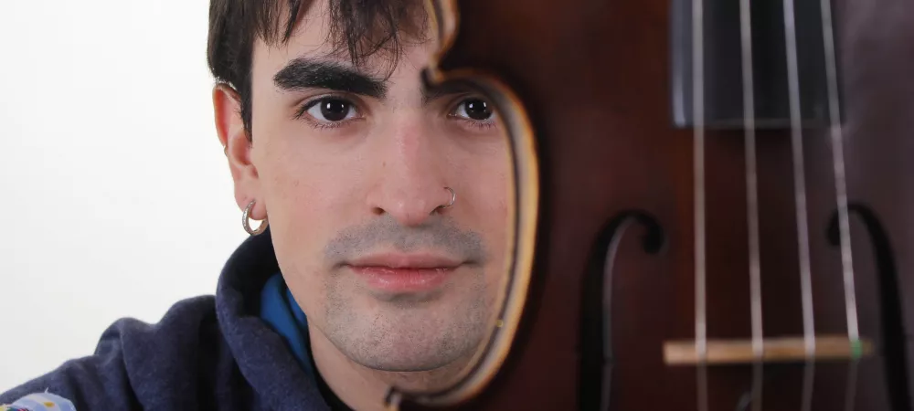 Geronimo Ferreiro con violín en la cara  sesión de fotos