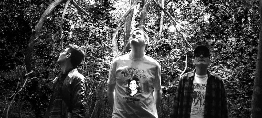Foto del grupo de frente, en un bosque, en blanco y negro