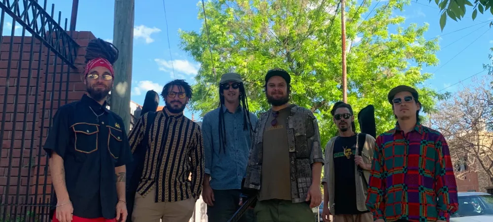 foto en exteriores de los integrantes de la banda (de izq. a der.: Gianni, Andi, Nano, Gastón, Ale y Nahue)