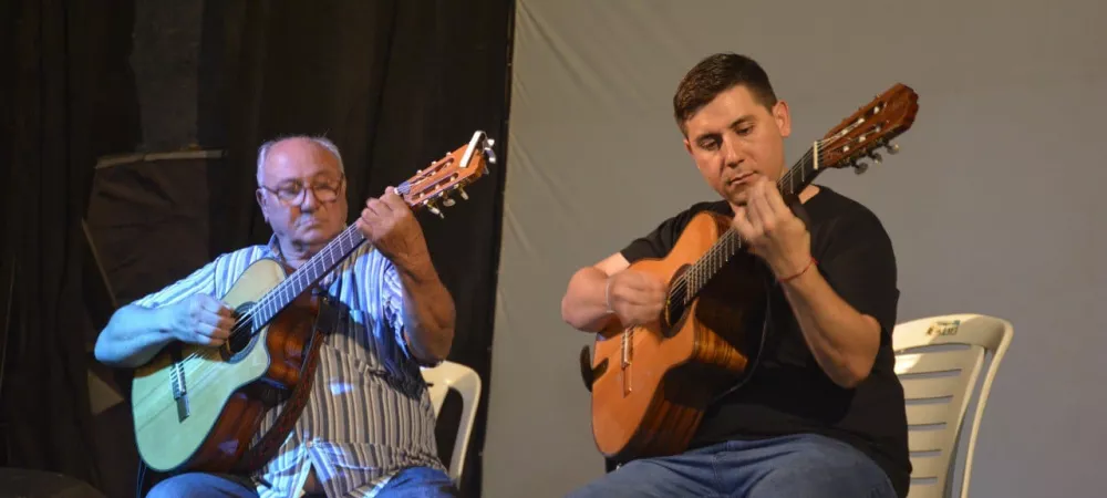 Huici x 2, duo de guitarras carmeño, formado por Horacio y Anselmo Huici (padre e hijo) los cuales transitan el camino de la musica desde hace mas de 28 años.