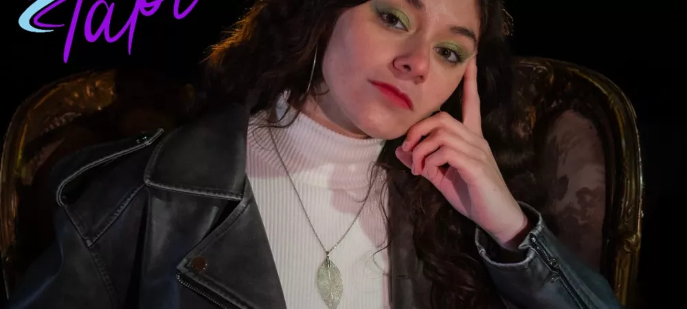 iris en la portada de su cancion "extrañandote"