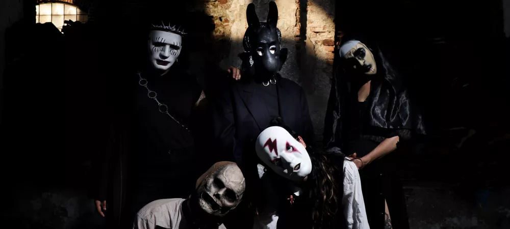 Integrantes de la banda posando con mascaras 