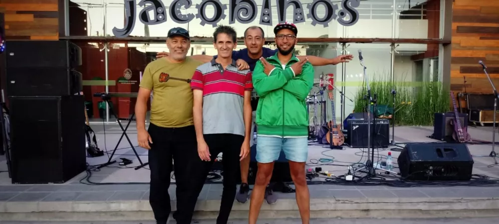 es una foto de la banda luego de una presentacion en la ciudad de Ensenada