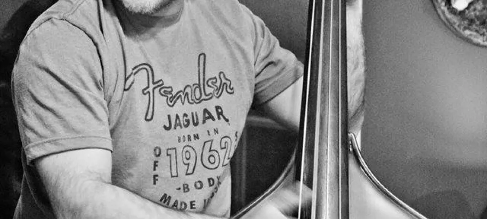 Julio Rigoli tocando el contrabajo