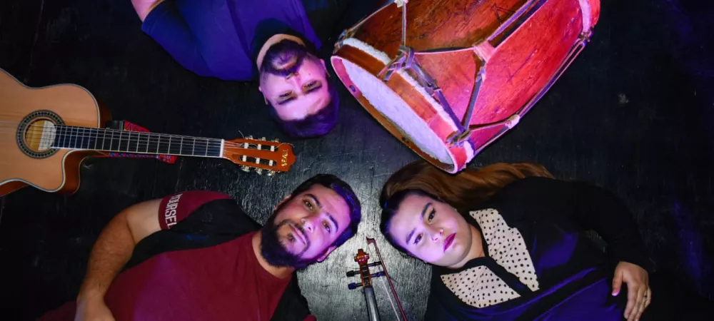 DE REGRESO A CASA SE OYE TOCAR GUITARRA BOMBO Y VIOLIN