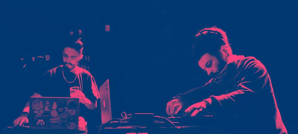 Aquí vemos a JMA (Izq) y Juan MA (Der) en el escenario de ECLETO BAR (Bahía Blanca)