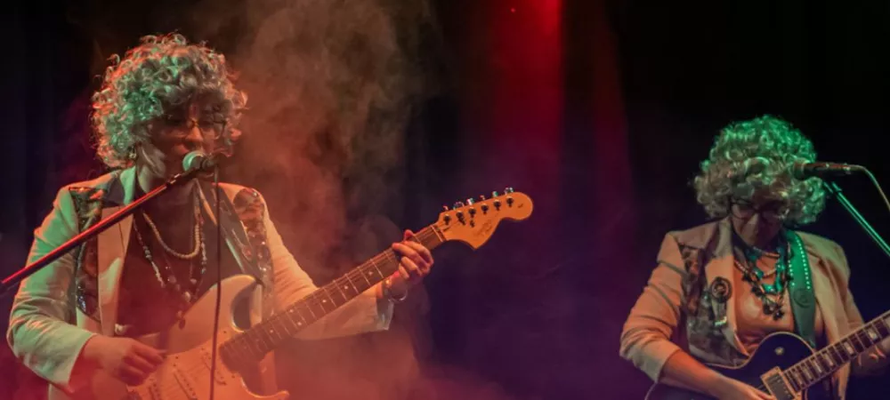 Las Rubí tocando env vivo con pelucas