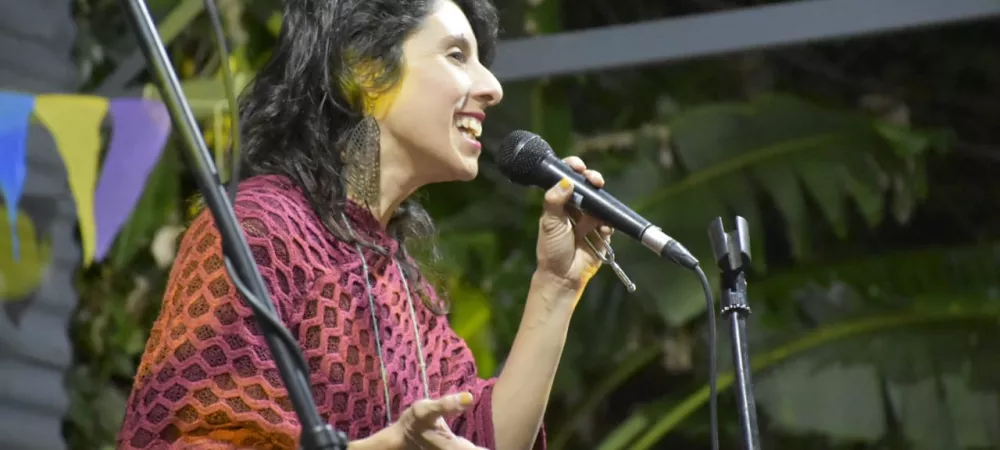 Lau Giménez Vargas cantando