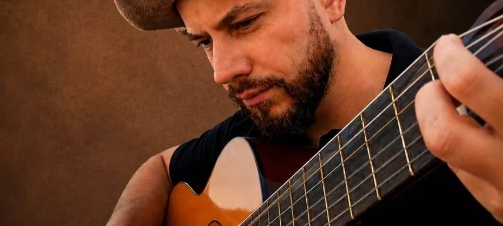 con la guitarra como medio de vida