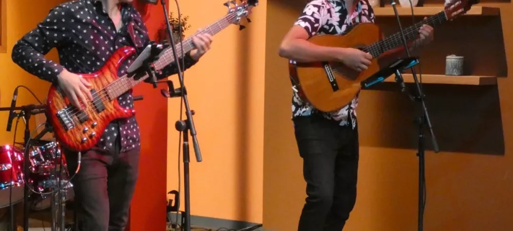 Foto realizando un show en vivo en CANAL 9.