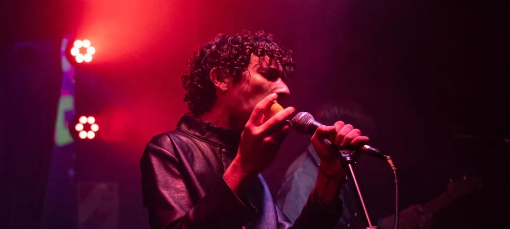 Lucas Giarola en una presentación en vivo en Ciudad de Gatos (La Plata)