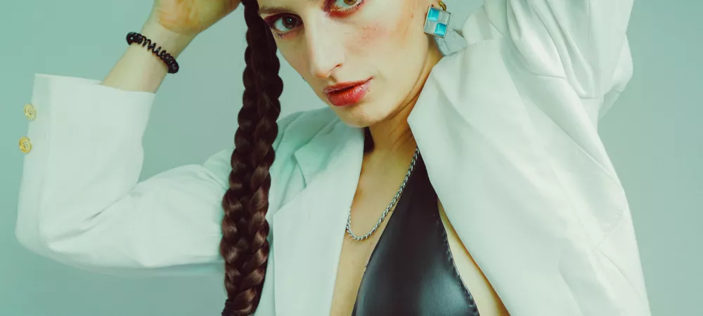 mujer saco pelo platinado 