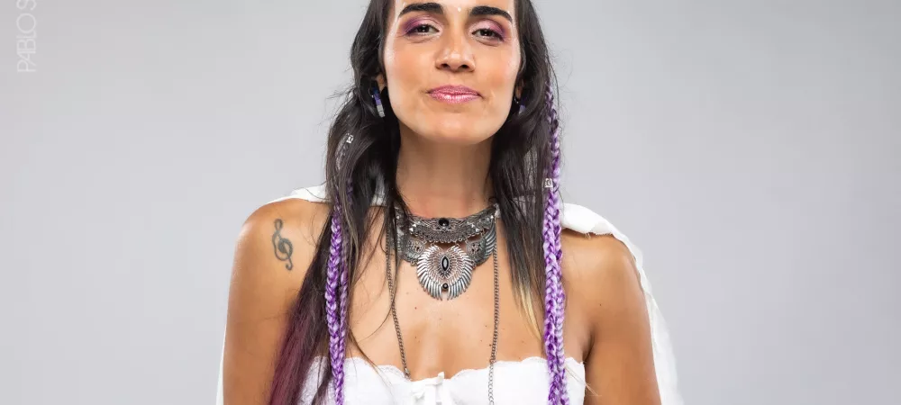 Plano medio de Maria Florencia Silva, vestida con un coret blanco y trenzas cocidas en el pelo