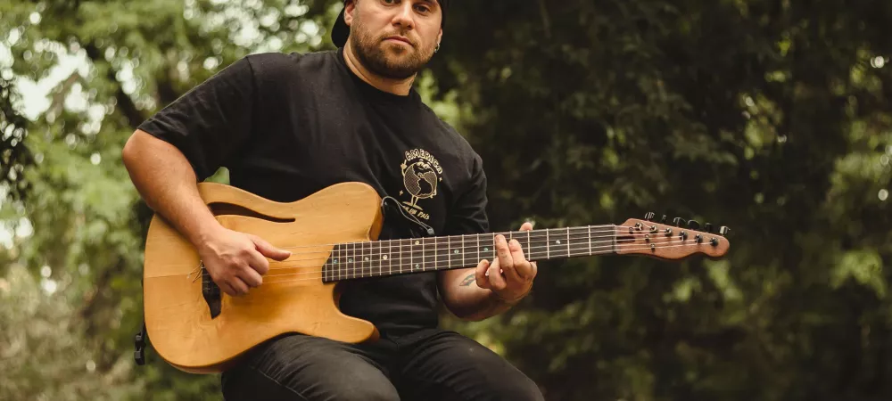 marquitos folkis sentado tocando la guitarra