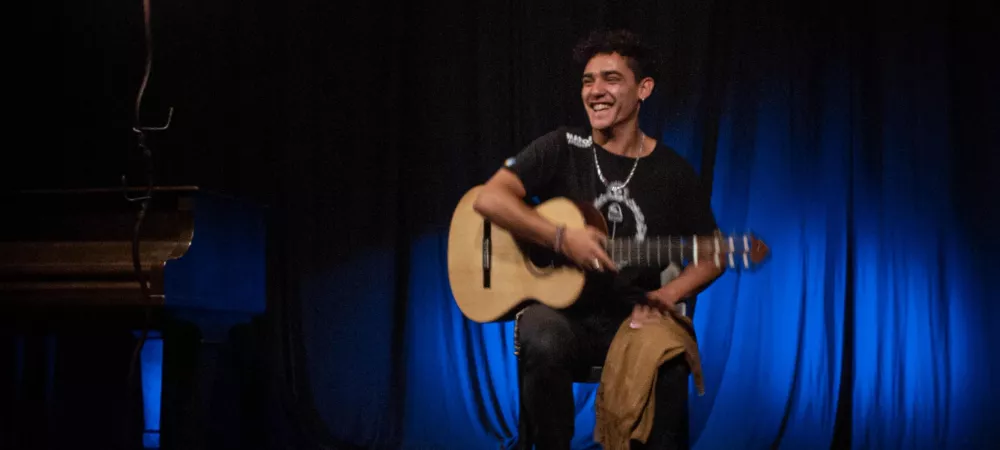 Nicolás Solís; Nacido en Coronel Vidal (Arbolito) busca realzar nuestra identidad bonaerense haciendo un recorrido desde las diferentes especies y ritmos como los son “La huella”, el “Estilo”, pasando por lo orillero y llegando hasta la música ciudadana “Tango”, teniendo como eje principal a la guitarra, pero también dialogando musicalmente con el canto, el violín y otras guitarras con arreglos originales para esta formaciones como también con composiciones propias.