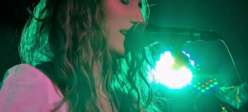 Fotografia de la artista "Nishi" con su guitarra en el show de presentación del disco Guardiana