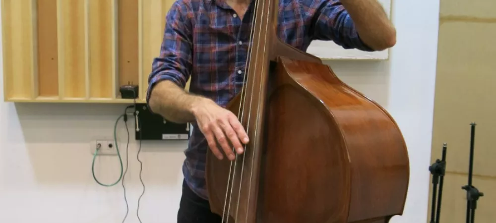 En la foto estoy en la prueba de audio de una grabación en el estudio de la Facultad de Artes de La Plata, con mi contrabajo y muy contento