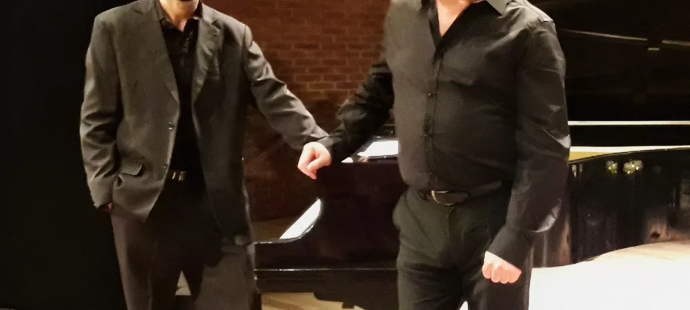 Pastore y Malagoli posando junto al piano de cola de la sala Piazzolla del Teatro Argentino de la Plata.