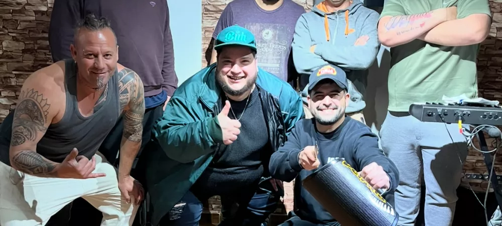 Somos una banda de cumbia de zona sur ,hacemos covers y temas propios , le ponemos condimento a tu fiesta ,llevamos el sabor y la música 