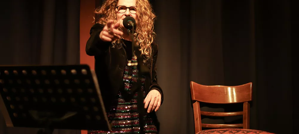 JULIA MOLINARI