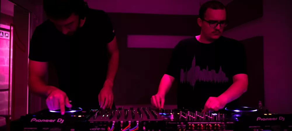 Foto del duo grabando un set en un estudio profesional