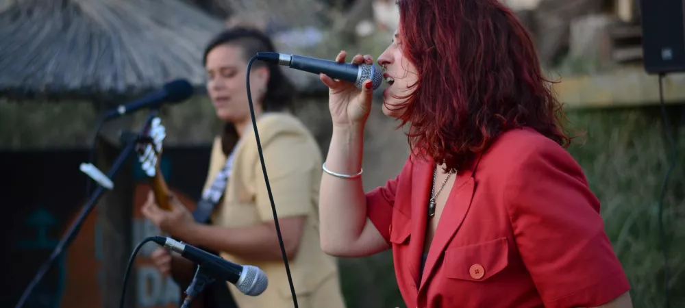Alba Ermili (voz y shakers)