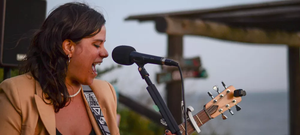 Ayelen Kelly (voz y guitarra)