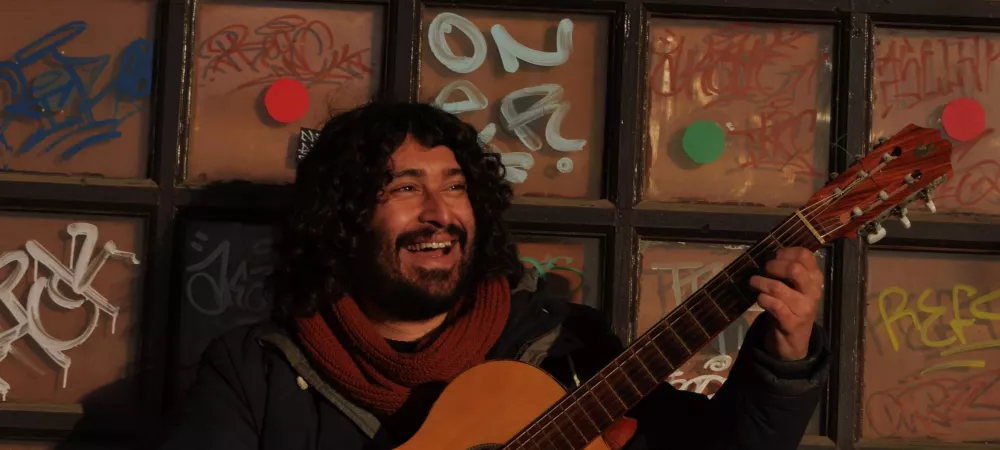 Hombre tocando la guitarra 