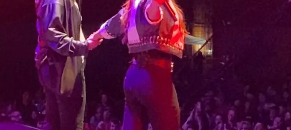 Amparo cantando con Soledad en la Fiesta del Camarón y el Langostino 2023. Ingeniero White - Bahia Blanca