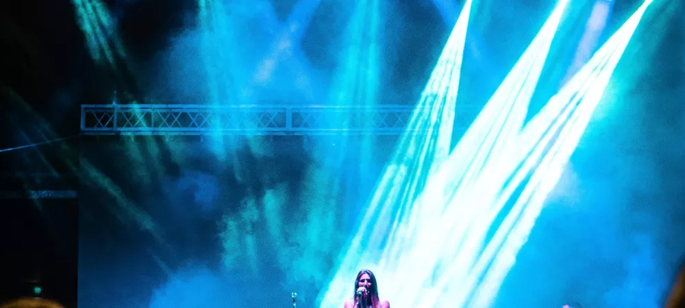 Cantando en un festival de la provincia de Buenos Aires