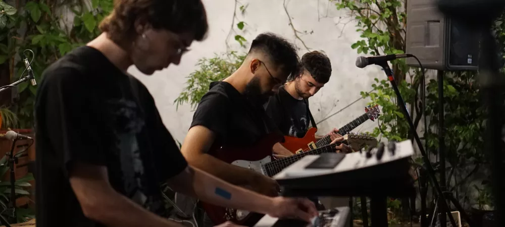 Tres personas tocando