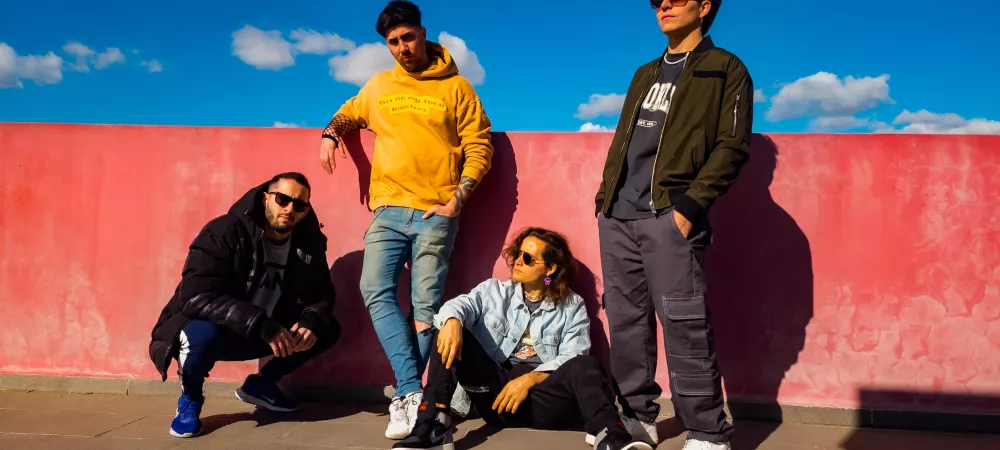 Foto de la banda completa en color 