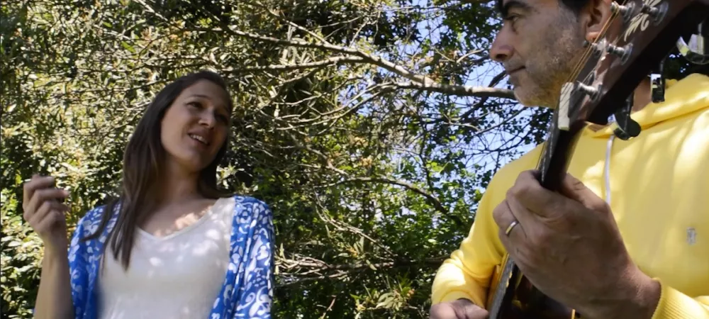 Karen y Sebastian tocando en el bosque