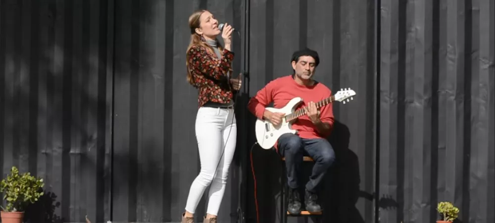 Karen y Sebastian tocando fuera de BO Music