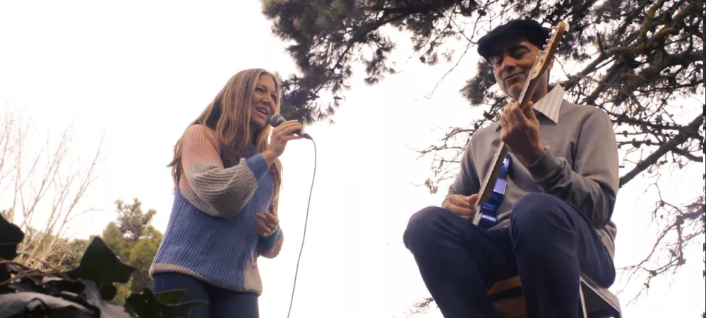 KAren y Sebastian tocando en el bosque