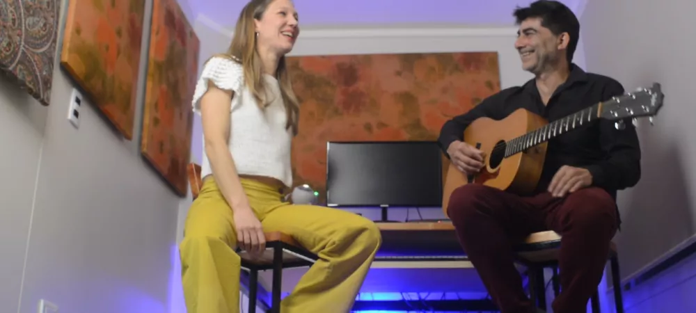 Karen y Sebastian tocando en BO Music