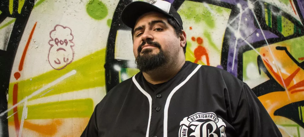 de frente con grafiti